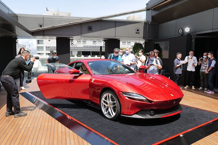 Siêu xe Ferrari Roma 2020 mới lần đầu có mặt tại Hồng Kông sở hữu bộ áo đỏ rất nổi bật và ấn tượng, khác biệt hoàn toàn so với những chiếc Ferrari Roma được mang đến các nước châu Á giới thiệu gần đây mang các màu sơn như xanh dương, xám hay trắng.