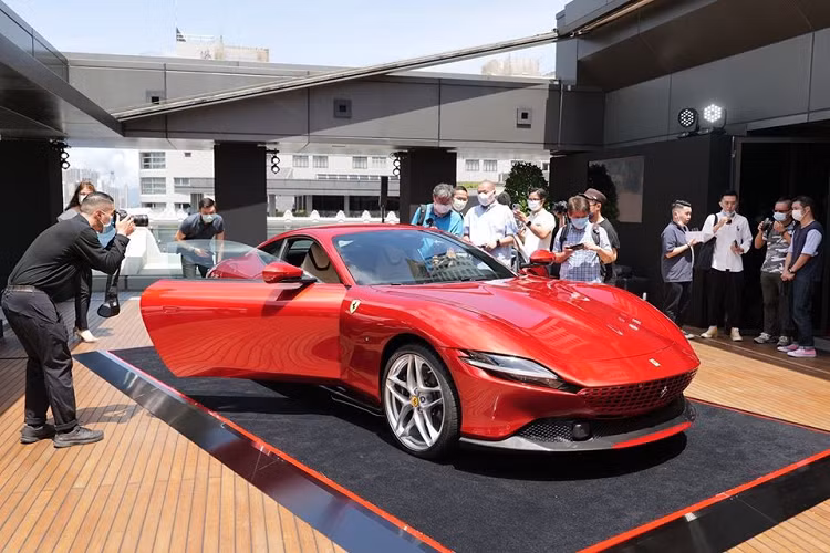 Siêu xe Ferrari Roma 2020 mới lần đầu có mặt tại Hồng Kông sở hữu bộ áo đỏ rất nổi bật và ấn tượng, khác biệt hoàn toàn so với những chiếc Ferrari Roma được mang đến các nước châu Á giới thiệu gần đây mang các màu sơn như xanh dương, xám hay trắng.