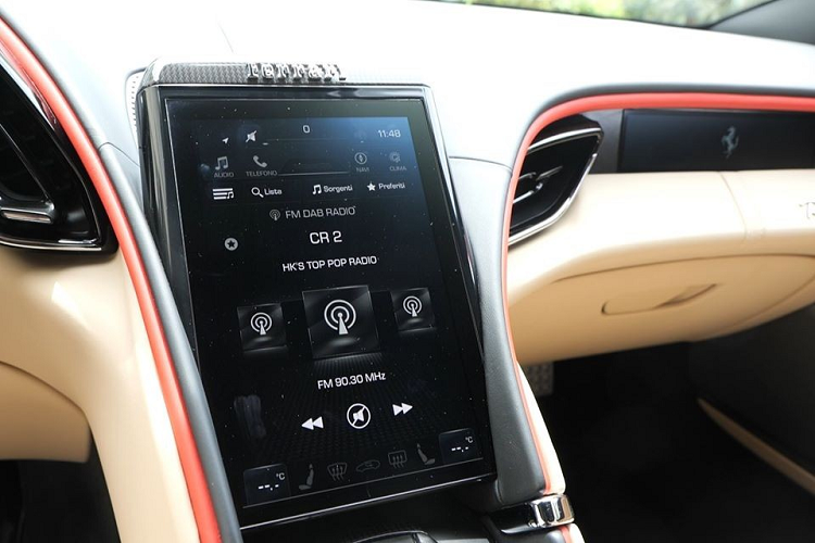 Hàng ghế sau trên siêu xe Ferrari Roma vẫn đủ chỗ cho người lớn ngồi nhưng tất nhiên là không thoải mái như các mẫu xe sedan.