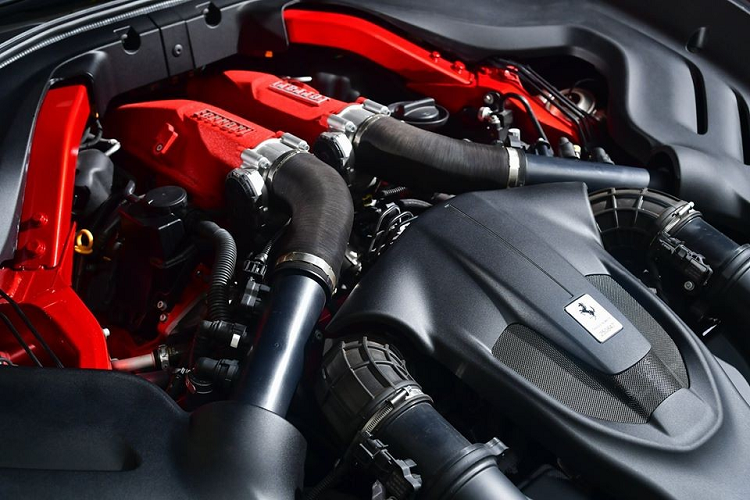 Bước vào bên trong khoang lái của siêu xe Ferrari Roma còn thấy, mẫu siêu xe 4 chỗ ngồi có cụm màn hình giải trí đặt dọc... Và phía trước mặt người ngồi ghế phụ được trang bị thêm một màn hình giải trí nhưng không rõ liệu đây sẽ là trang bị tiêu chuẩn hay là tùy chọn giống như trên Ferrari Portofino.