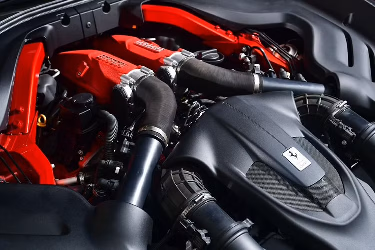 Bước vào bên trong khoang lái của siêu xe Ferrari Roma còn thấy, mẫu siêu xe 4 chỗ ngồi có cụm màn hình giải trí đặt dọc... Và phía trước mặt người ngồi ghế phụ được trang bị thêm một màn hình giải trí nhưng không rõ liệu đây sẽ là trang bị tiêu chuẩn hay là tùy chọn giống như trên Ferrari Portofino.