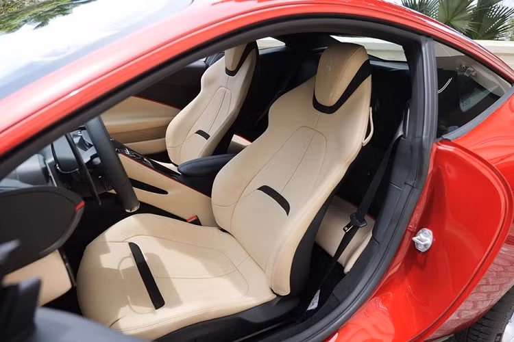 Nhìn bên ngoài hình dáng của Ferrari Roma có thể thấy xe mang thiết kế cổ điển của những năm 1950 và 1960 được hãng siêu xe Ý gọi là “La Dolce Vita”.