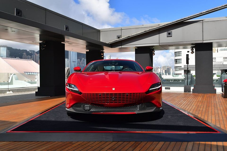 Peninsula Hotel Hong Kong từng sở hữu danh hiệu khách sạn sở hữu nhiều xe siêu sang Rolls-Royce nhất thế giới với tổng cộng 14 đơn đặt hàng mẫu xe Phantom vào năm 2014. Đây cũng là 1 trong những khách sạn mà giới nhà giàu rất hay lui tới mỗi khi có mặt tại Hưởng Cảng. Gần đây, trên tầng cao nhất của Peninsula Hotel Hong Kong đã diễn ra buổi giới thiệu siêu xe Ferrari Roma.