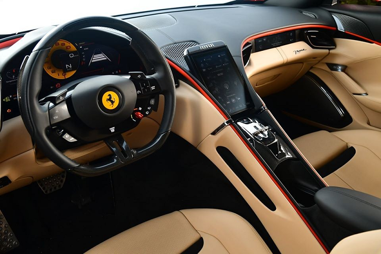 Siêu xe Ferrari Roma còn có thêm các ghế ngồi bọc da cao cấp, da Alcantara cũng như viền kim loại và đen bóng.