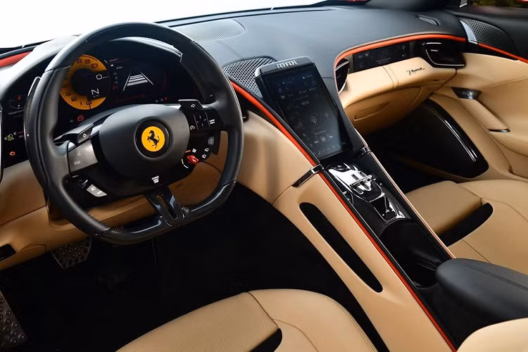 Siêu xe Ferrari Roma còn có thêm các ghế ngồi bọc da cao cấp, da Alcantara cũng như viền kim loại và đen bóng.