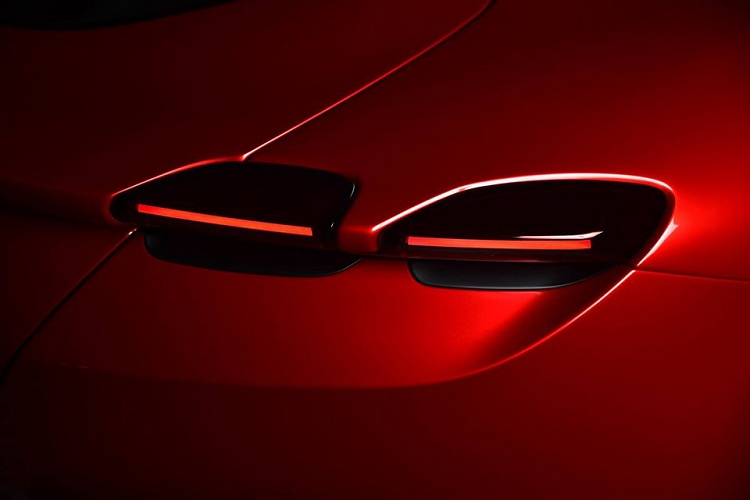 Hãng siêu xe Ý trang bị cho chiếc xe 4 chỗ ngồi Ferrari Roma động cơ V8, tăng áp, dung tích 3.9 lít, tạo ra công suất tối đa 620 mã lực và mô-men xoắn cực đại 760 Nm. Chiếc Coupe 2+ mới nhất của hãng siêu xe Ferrari được kết nối với hộp số ly hợp kép 8 cấp tương tự như Ferrari SF90 Stradale.