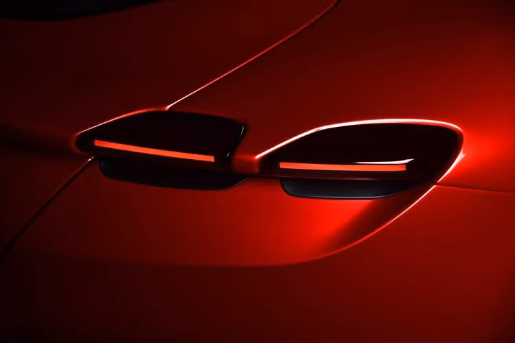 Hãng siêu xe Ý trang bị cho chiếc xe 4 chỗ ngồi Ferrari Roma động cơ V8, tăng áp, dung tích 3.9 lít, tạo ra công suất tối đa 620 mã lực và mô-men xoắn cực đại 760 Nm. Chiếc Coupe 2+ mới nhất của hãng siêu xe Ferrari được kết nối với hộp số ly hợp kép 8 cấp tương tự như Ferrari SF90 Stradale.