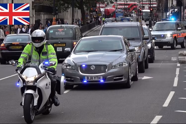 Nếu như Nữ hoàng Anh Elizabeth II sử dụng chiếc Bentley State Limousine có giá 13,03 triệu USD thì người đứng đầu Chính phủ Vương quốc Anh lại sử dụng chiếc Jaguar XJ Sentinel có giá khoảng 390,921 USD (khoảng 9 tỷ đồng)