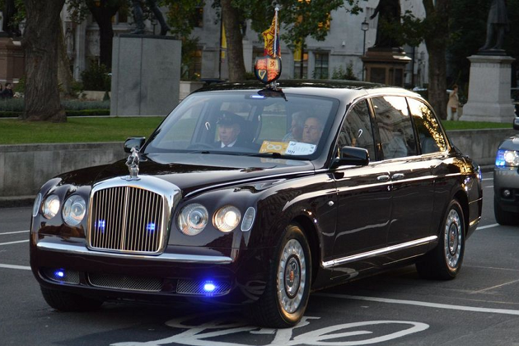 ##b###1. Bentley State Limousine.Nếu bạn chưa biết thì chiếc Bentley của Nữ hoàng Anh Elizabeth II hiện là chiếc xe đắt tiền nhất trong hàng ngũ xe của nguyên thủ trên thế giới. Với vị thế và tầm ảnh hưởng của mình trong khối liên hiệp Anh, việc Nữ hoàng sử dụng một chiếc Bentley State Limousine có mức giá tới 13,03 triệu USD (khoảng 300 tỷ đồng, đây là một chuyện không quá ngạc nhiên.