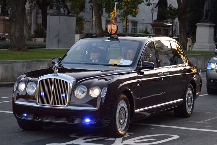  1. Bentley State Limousine. Nếu bạn chưa biết thì chiếc Bentley của Nữ hoàng Anh Elizabeth II hiện là chiếc xe đắt tiền nhất trong hàng ngũ xe của nguyên thủ trên thế giới. Với vị thế và tầm ảnh hưởng của mình trong khối liên hiệp Anh, việc Nữ hoàng sử dụng một chiếc Bentley State Limousine có mức giá tới 13,03 triệu USD (khoảng 300 tỷ đồng, đây là một chuyện không quá ngạc nhiên.