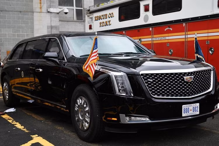  3. Cadillac One, "quái thú” The Beast. Được xem là chiếc xe an toàn và khủng khiếp nhất trên thế giới, Cadillac One hay còn gọi là The Beast chính là biểu tượng của Tổng thống Mỹ trên mỗi hành trình di chuyển. Chiếc Cadillac One đang được Tổng thống Mỹ Donald Trump sử dụng thuộc thế hệ sản phẩm 2.0. Với hàng loạt các trang bị đắt giá liên quan tới vấn đề an ninh, chi phí chế tạo ra "Pháo đài di động" Cadilac One chống đạn cũng lên tới con số 1,56 triệu USD/chiếc (khoảng 36 tỷ đồng).