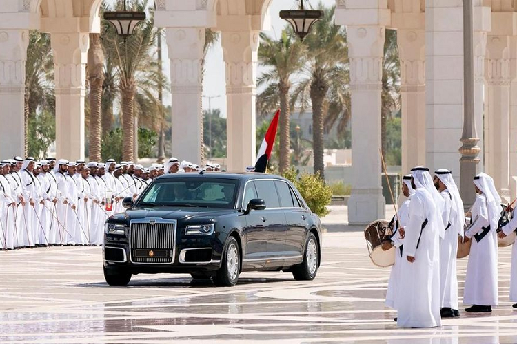 Mặc dù không được bán ra đại trà trên thị trường nhưng theo nhà sản xuất, Aurus Senat Limousine của Tổng thống Nga có chi phí sản xuất là 573.351 USD (khoảng 13,1 tỷ đồng). 