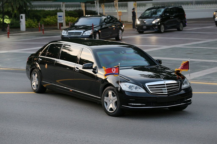  2. Mercedes-Maybach S 600 Pullman Guard. Là một trong những nhân vật bí ẩn nhất thế giới, việc bảo vệ nhà lãnh đạo của Triều Tiên - ông Kim Jong Un là ưu tiên số 1 của giới an ninh nước này. Phương tiện di chuyển được ông lựa chọn là mẫu xe 3 khoang hạng sang bọc thép Mercedes-Maybach S 600 Pullman Guard với giá thị trường khoảng 1,56 triệu USD (khoảng 36 tỷ đồng).