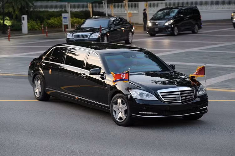  2. Mercedes-Maybach S 600 Pullman Guard. Là một trong những nhân vật bí ẩn nhất thế giới, việc bảo vệ nhà lãnh đạo của Triều Tiên - ông Kim Jong Un là ưu tiên số 1 của giới an ninh nước này. Phương tiện di chuyển được ông lựa chọn là mẫu xe 3 khoang hạng sang bọc thép Mercedes-Maybach S 600 Pullman Guard với giá thị trường khoảng 1,56 triệu USD (khoảng 36 tỷ đồng).