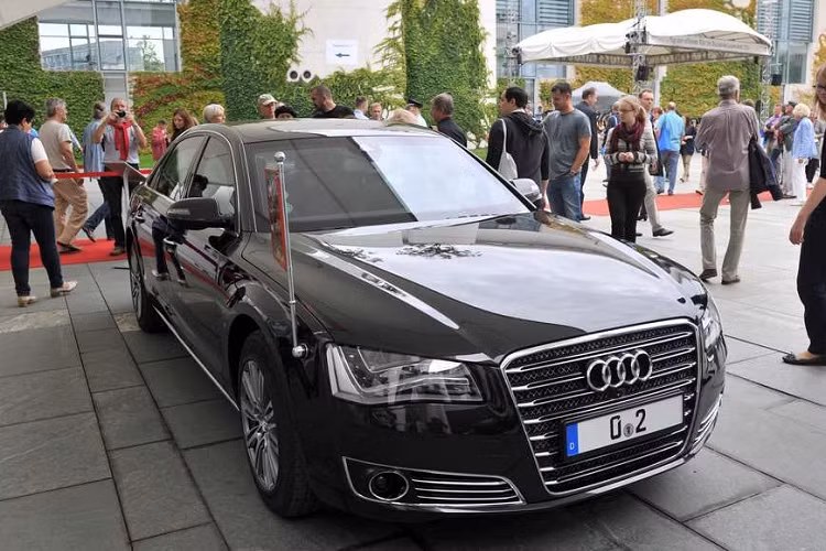  4. Audi A8 L Security. "Cây nhà lá vườn", đó là tiêu chí sử dụng xe nói chung của các vị nguyên thủ quốc gia trên thế giới. Và điều này cũng hoàn toàn đúng với Thủ tướng Đức Angela Merkel. Hiện bà đang sử dụng một chiếc Audi A8 L phiên bản Security.