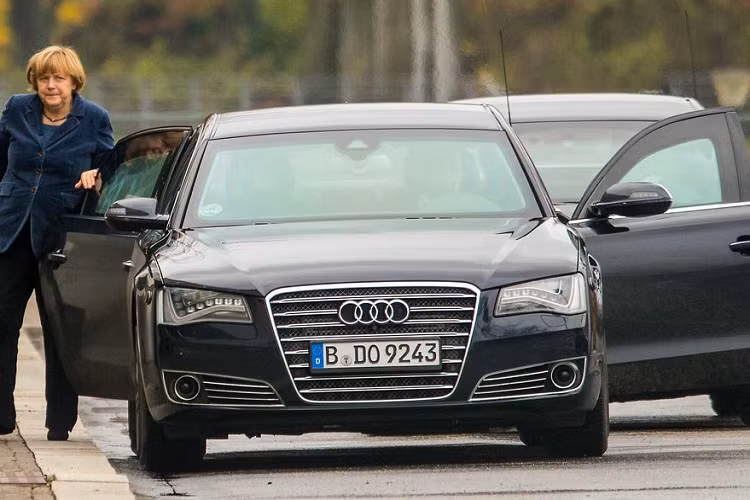 Khác với những chiếc A8 L thông thường, phiên bản Security của bà Angela Merkel sở hữu hàng loạt công nghệ bảo vệ và an ninh tối tân nhất. Chiếc xe này có giá trên thị trường dao động trong khoảng 1,25 triệu USD (khoảng 29 tỷ đồng). 