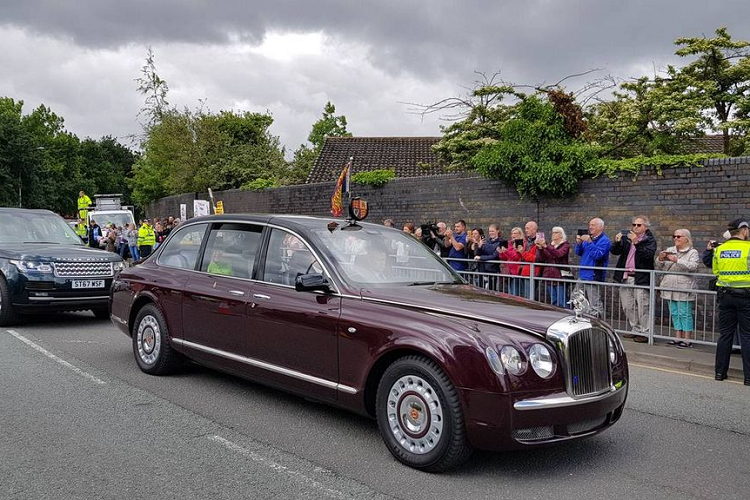 Một trong những lý do khiến chiếc Bentley State Limousine này có mức giá khủng tới vậy đến từ độ hiếm của xe khi chỉ có đúng 2 chiếc trên toàn thế giới. Ngoài ra, chiếc xe này cũng được trang bị các lớp bảo vệ tối tấn và hiện đại để có thể bảo vệ Nữ hoàng trong những tình huống cần thiết.