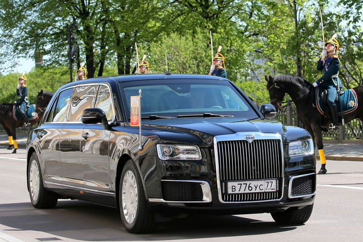  5. Aurus Senat Limousine. Được mệnh danh là vị chính khách có tầm ảnh hưởng lớn nhất trên thế giới, Tổng thống Nga Vladimir Putin hiện đang sử dụng phương tiện di chuyển là chiếc xe nội địa do chính Nga chế tạo mang tên Aurus Senat Limousine. Chiếc xe này là một sản phẩm mang đậm dấu ấn của "Xứ bạch dương" từ thiết kế cho tới công nghệ. 