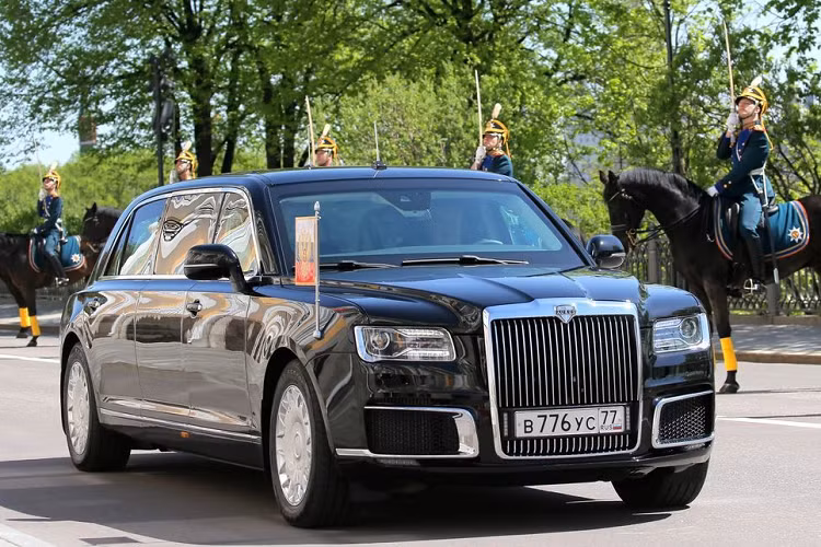  5. Aurus Senat Limousine. Được mệnh danh là vị chính khách có tầm ảnh hưởng lớn nhất trên thế giới, Tổng thống Nga Vladimir Putin hiện đang sử dụng phương tiện di chuyển là chiếc xe nội địa do chính Nga chế tạo mang tên Aurus Senat Limousine. Chiếc xe này là một sản phẩm mang đậm dấu ấn của "Xứ bạch dương" từ thiết kế cho tới công nghệ. 