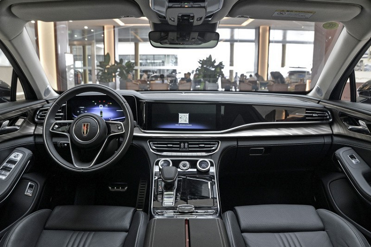 Như thông tin đã đưa, Hồng Kỳ H9 thế hệ mới được cho là phát triển dựa trên cơ sở gầm bệ của mẫu xe sang Audi A6L thế hệ mới. Với chiều dài 5.137 mm, rộng 1.904 mm, cao 1.493 mm cùng chiều dài cơ sở 3.060 mm, Hồng Kỳ H9 được định vị giữa phân khúc sedan cỡ trung và cỡ lớn. Không chỉ đồ sộ, Hồng Kỳ H9 còn được áp dụng ngôn ngữ thiết kế hoàn toàn mới dưới thời ông Giles Taylor - cựu giám đốc của thương hiệu Rolls-Royce. Do đó, không có gì ngạc nhiên khi mẫu xe này sở hữu ngoại hình gợi liên tưởng đến những chiếc Rolls-Royce.