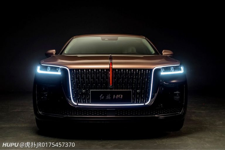 Đằng sau, Hồng Kỳ H9 được trang bị cụm đèn hậu nằm dọc với thiết kế lấy cảm hứng từ Thiên An Môn. Giữa 2 đèn hậu LED còn có dải đèn thanh mảnh và nẹp mạ crôm khiến đuôi xe trông rộng hơn. Trên cản va là một thanh mạ crôm nằm ngang, ngăn cách đèn phản quang và 2 đầu ống xả giả hình thang ngược.