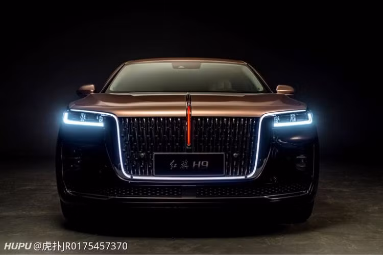 Đằng sau, Hồng Kỳ H9 được trang bị cụm đèn hậu nằm dọc với thiết kế lấy cảm hứng từ Thiên An Môn. Giữa 2 đèn hậu LED còn có dải đèn thanh mảnh và nẹp mạ crôm khiến đuôi xe trông rộng hơn. Trên cản va là một thanh mạ crôm nằm ngang, ngăn cách đèn phản quang và 2 đầu ống xả giả hình thang ngược.