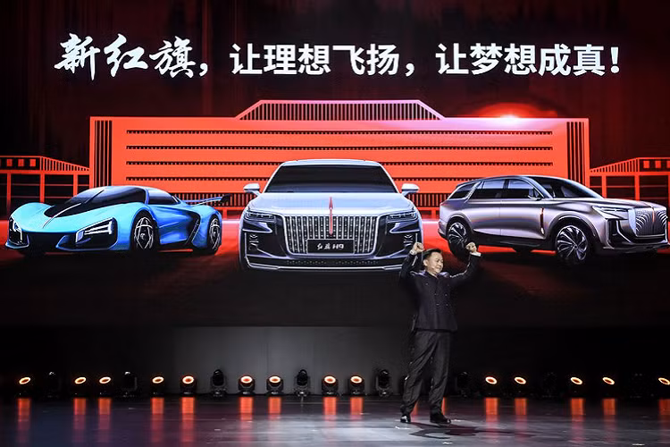 Thứ hai là động cơ xăng V6, siêu nạp, dung tích 3.0 lít, sản sinh công suất tối đa 272 mã lực và mô-men xoắn cực đại 400 Nm. Sức mạnh được truyền tới bánh thông qua hộp số tự động ly hợp kép 7 cấp. Cũng giống như việc xuất khẩu E-HS9 sang Na Uy, việc ra mắt H9 tại Trung Đông chẳng những đại diện cho sự mở rộng của thương hiệu Hồng Kỳ trên thị trường toàn cầu mà còn xác nhận sự tiến bộ đáng kể của hãng xe nội địa Trung Quốc này trong vài năm trở lại đây. Giờ đây, Hồng Kỳ không còn là thương hiệu chỉ gắn liền với những chiếc ôtô phục vụ quan chức chính phủ Trung Quốc nữa.