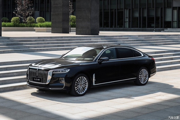 Vòng sang bên sườn, chúng ta có thể bắt gặp bộ vành la-zăng hợp kim 20 inch với tổng cộng 15 chấu, nằm trong lốp Michelin PS4 có kích thước 245/40 ZR20. Trong khi đó, ở vị trí sau chắn bùn trước xuất hiện hốc gió với viền mạ crôm nằm dọc và nối liền với nẹp dưới cửa. Tiếp đến là tay nắm cửa có thể bật lên, thụt xuống chẳng những hiện đại mà còn tạo sự liền lạc cho thiết kế sườn xe.