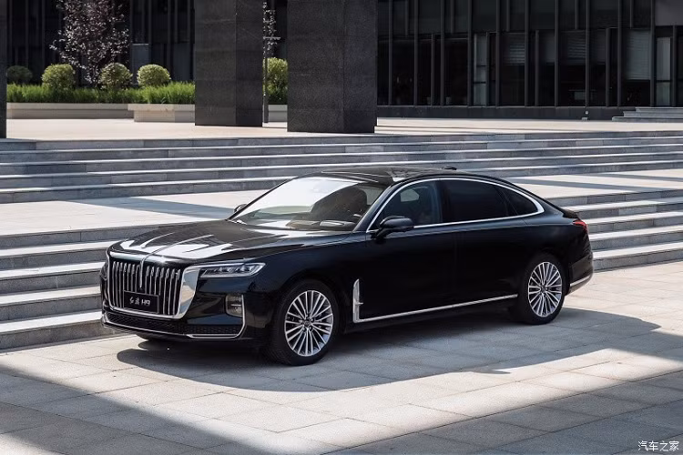 Vòng sang bên sườn, chúng ta có thể bắt gặp bộ vành la-zăng hợp kim 20 inch với tổng cộng 15 chấu, nằm trong lốp Michelin PS4 có kích thước 245/40 ZR20. Trong khi đó, ở vị trí sau chắn bùn trước xuất hiện hốc gió với viền mạ crôm nằm dọc và nối liền với nẹp dưới cửa. Tiếp đến là tay nắm cửa có thể bật lên, thụt xuống chẳng những hiện đại mà còn tạo sự liền lạc cho thiết kế sườn xe.