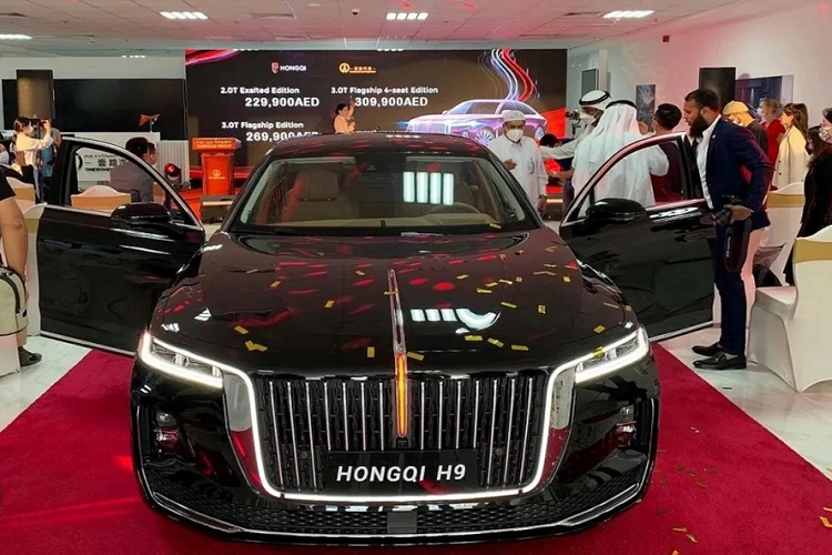 Đến hôm 13/12/2020 vừa qua, mẫu ôtô Trung Quốc này đã bất ngờ ra mắt thị trường nước ngoài, cụ thể là Dubai. Sự kiện này diễn ra tại showroom của thương hiệu Hồng Kỳ tại Dubai. Tại thị trường Trung Đông này, giá xe Hồng Kỳ H9 từ 229.900 - 309.900 AED (khoảng 1,44 - 1,95 tỷ đồng).