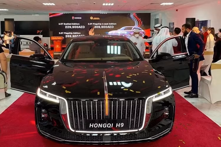 Đến hôm 13/12/2020 vừa qua, mẫu ôtô Trung Quốc này đã bất ngờ ra mắt thị trường nước ngoài, cụ thể là Dubai. Sự kiện này diễn ra tại showroom của thương hiệu Hồng Kỳ tại Dubai. Tại thị trường Trung Đông này, giá xe Hồng Kỳ H9 từ 229.900 - 309.900 AED (khoảng 1,44 - 1,95 tỷ đồng).