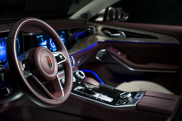 Trên đầu xe, Hồng Kỳ H9 được trang bị lưới tản nhiệt cỡ lớn, đi kèm các nan dọc mạ crôm sáng bóng theo phong cách Rolls-Royce và gợi liên tưởng đến thác nước. Ở chính giữa lưới tản nhiệt là đường kẻ màu đỏ kéo dài lên nắp ca-pô - biểu tượng mới của xe Hồng Kỳ.