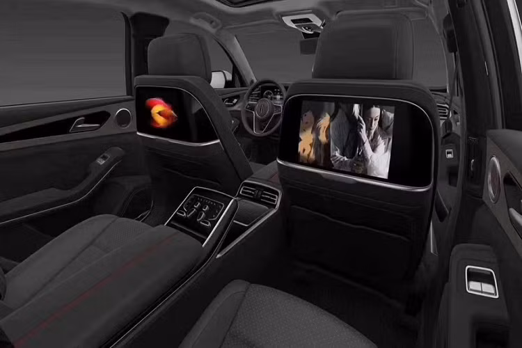 Bên cạnh đó là cụm đèn pha Matrix LED có thiết kế dài và thanh mảnh, được ôm trọn bởi dải đèn LED định vị ban ngày hình chữ L ngược. Bên dưới đèn pha là đèn sương mù trước nằm dọc và hốc gió kéo dài hết chiều rộng của đầu xe, đi kèm mắt lưới hình quả trám. Chưa hết, Hồng Kỳ H9 còn được trang bị dải đèn nối 2 đèn pha với nhau và bao quanh lưới tản nhiệt, tạo hiệu ứng bắt mắt trong đêm.