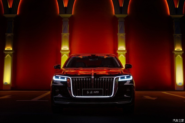 Nằm giữa 2 núm xoay này là nút bấm khởi động máy. Khi mua Hồng Kỳ H9, khách hàng có thể chọn phiên bản 4 chỗ hoặc 5 chỗ. Ở bản 4 chỗ, xe sẽ có 2 ghế thương gia được tách riêng với nhau bằng bệ tì tay trung tâm cỡ lớn. 2 ghế này cò tính năng sưởi, làm mát, mát-xa và đi kèm đệm bắp chân chỉnh điện. Trong khi đó, bệ tì tay trung tâm sẽ tích hợp cụm điều khiển dành cho hành khách.