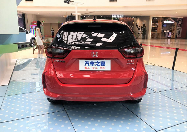 Khách hàng Trung Quốc cũng sẽ nhận được một màn hình giải trí đặc biệt theo quy định của quốc gia. Về trang bị an toàn, Honda Jazz 2020 sở hữu hệ thống an toàn Honda Sensing, đây là công nghệ hỗ trợ người lái hoạt động nhờ sự kết hợp giữa các cảm biến phía trước và camera gắn phía trong kính chắn gió.