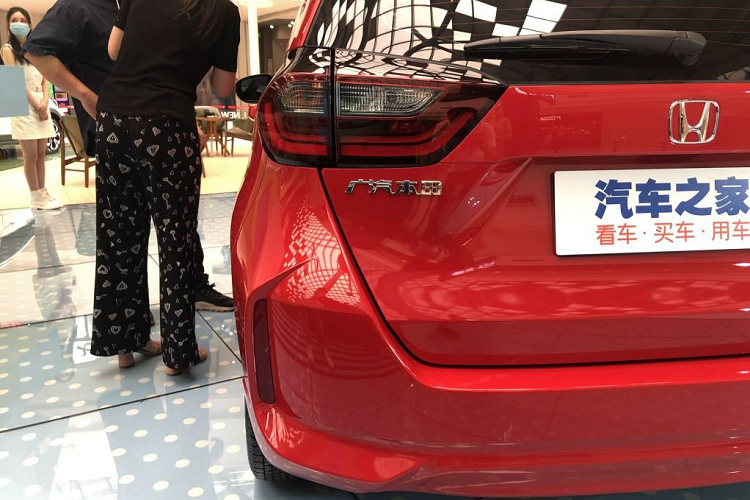 Phần đuôi của Honda Jazz tại Trung Quốc cũng được thiết kế lại vị trí đặt decal phản quang từ ngang thành dọc. Cụm đèn hậu vẫn được giữ nguyên.