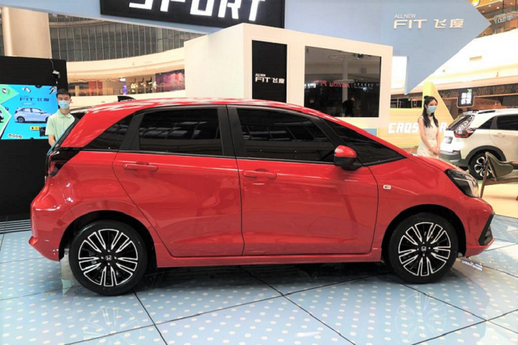 Đối với thị trường Trung Quốc, Honda Jazz thế hệ thứ 4 có 2 biến thể bao gồm Sport và Crosstar. Cả 2 biến thể này đều sử dụng động cơ 1.5L hút khí tự nhiên, sản sinh công suất 129 mã lực, đi kèm là hộp số CVT kết nối với hệ dẫn động cầu trước.