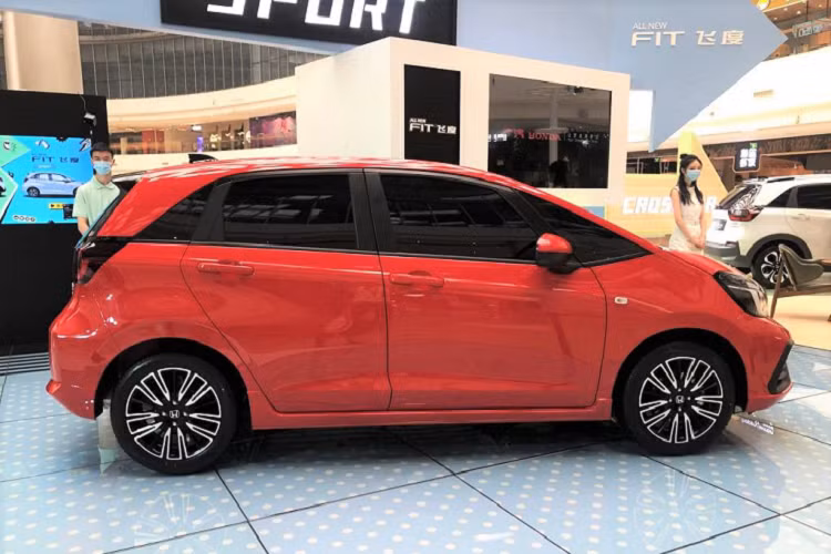 Đối với thị trường Trung Quốc, Honda Jazz thế hệ thứ 4 có 2 biến thể bao gồm Sport và Crosstar. Cả 2 biến thể này đều sử dụng động cơ 1.5L hút khí tự nhiên, sản sinh công suất 129 mã lực, đi kèm là hộp số CVT kết nối với hệ dẫn động cầu trước.