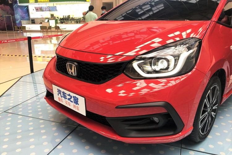 Mẫu crossover Honda Jazz mới này về tổng thể vẫn giữ nguyên đường nét như các phiên bản tại Nhật Bản và châu Âu, riêng phiên bản Sport có đôi chút khác biệt ở mặt ca-lăng phía trước. Điểm thay đổi này giúp chiếc xe trông thể thao và dữ tợn hơn các phiên bản khác.