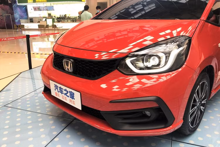 Mẫu crossover Honda Jazz mới này về tổng thể vẫn giữ nguyên đường nét như các phiên bản tại Nhật Bản và châu Âu, riêng phiên bản Sport có đôi chút khác biệt ở mặt ca-lăng phía trước. Điểm thay đổi này giúp chiếc xe trông thể thao và dữ tợn hơn các phiên bản khác.