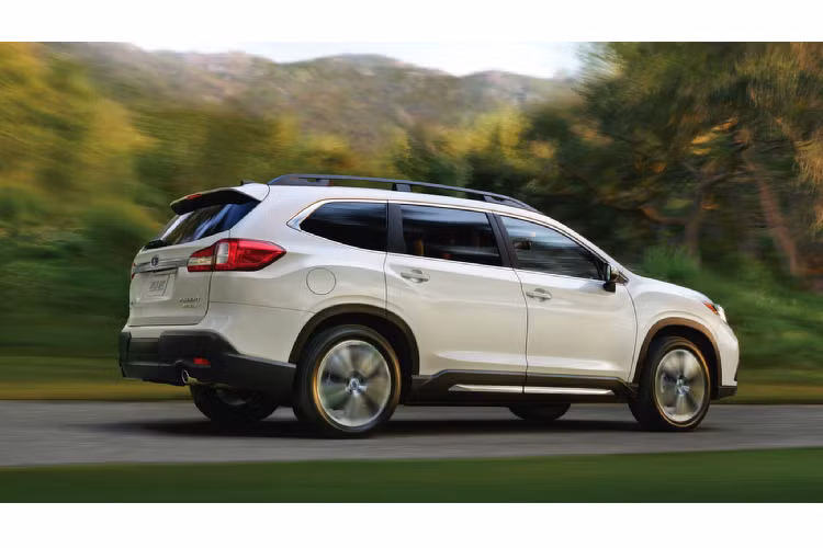 Subaru Ascent sử dụng động cơ 4 xy-lanh đối xứng, Boxer H4 dung tích 2.4L tăng áp, phun nhiên liệu trực tiếp cho công suất tối đa 260 mã lực tại 5.600 vòng/phút và mô-men xoắn cực đại 375Nm tại 2.000 – 4.800 vòng/phút. Sức mạnh được truyền xuống bốn bánh (S-AWD) thông qua hộp số tự động vô cấp CVT giả lập 8 cấp số. Với 03 hàng ghế, Subaru Ascent có sức chứa lên đến 8 hàng khách