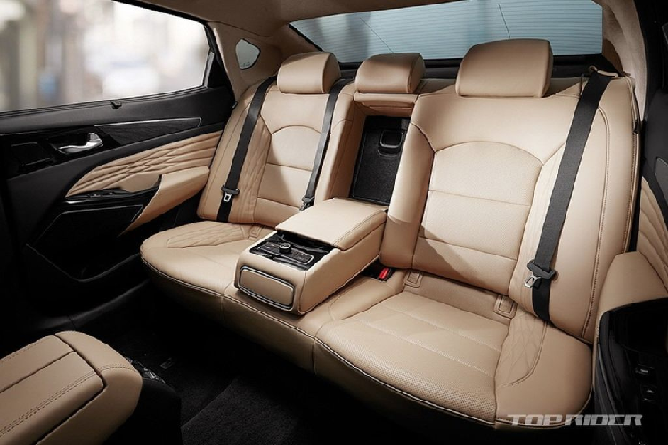 Về trang bị an toàn, Kia K7 2021 tiếp tục sở hữu gói trang bị an toàn hiện đại như DriveWise hỗ trợ các tính năng như duy trì làn đường, kiểm soát hành trình, cảnh báo va chạm, hỗ trợ đỗ xe, cảnh báo điểm mù...