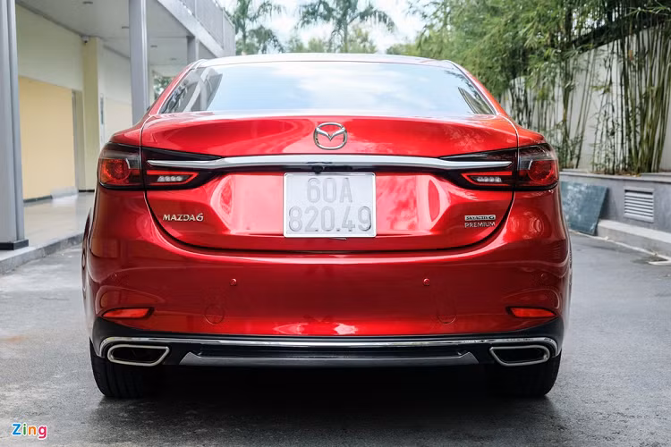 Thiết kế thân xe của Mazda6 2020 tương tự đời trước, vẫn là các đường nét mềm mại quen thuộc. So với các đối thủ như Toyota Camry hay Honda Accord, kiểu dáng của Mazda6 mang hơi hướm nữ tính hơn.