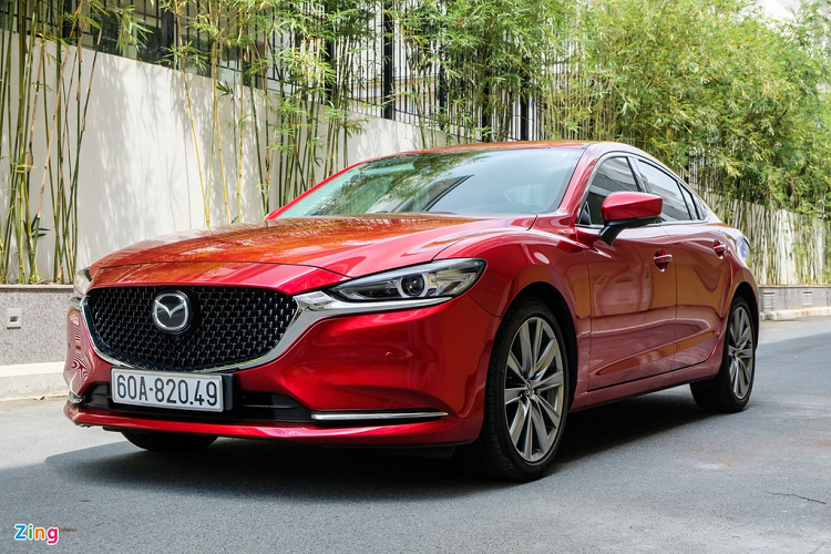 Với mức giá xe Mazda6 2.0L Premium là 949 triệu đồng, hứa hẹn sẽ là đối thủ đáng gờm trong nhóm sedan hạng D - nơi Toyota Camry đang là cái tên nổi bật. So với đối thủ chính là Camry 2.0G có giá 1,029 tỷ đồng, mẫu xe của Mazda sở hữu nhiều tính năng hiện đại hơn. Bù lại, kiểu dáng của Mazda6 2.0L Premium không ấn tượng bằng đối thủ.