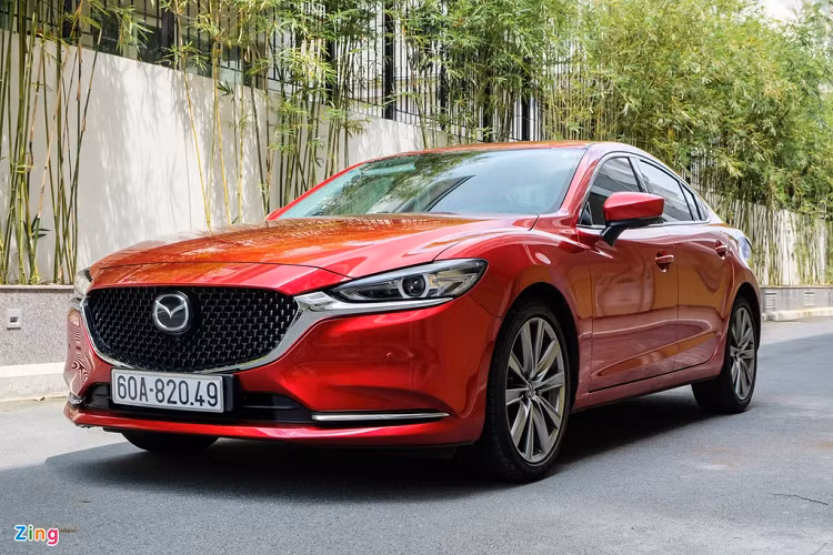 Với mức giá xe Mazda6 2.0L Premium là 949 triệu đồng, hứa hẹn sẽ là đối thủ đáng gờm trong nhóm sedan hạng D - nơi Toyota Camry đang là cái tên nổi bật. So với đối thủ chính là Camry 2.0G có giá 1,029 tỷ đồng, mẫu xe của Mazda sở hữu nhiều tính năng hiện đại hơn. Bù lại, kiểu dáng của Mazda6 2.0L Premium không ấn tượng bằng đối thủ.