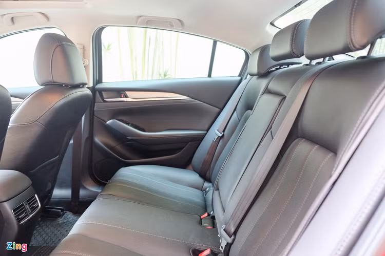 Các trang bị bên trong gồm hệ thống thông tin giải trí Mazda Connect với màn hình cảm ứng TFT 8 inch, hỗ trợ Apple CarPlay/Android Auto, hệ thống âm thanh cao cấp 11 loa đến từ Bose, màn hình HUD. 