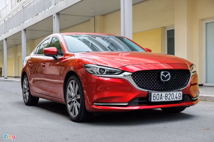  Mazda6 2020 mới vừa gia nhập phân khúc sedan hạng D tại Việt Nam. Ở bản facelift này, Mazda6 có 3 lựa chọn đi kèm mức giá từ 889 triệu đến 1,049 tỷ đồng. Trong đó, phiên bản 2.0L Premium với mức giá 949 triệu đồng là mẫu xe đáng chú ý trong tầm giá dưới 1 tỷ đồng. 