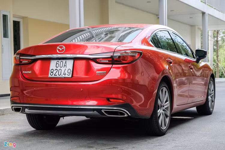 Là phiên bản nâng cấp, Mazda6 thế hệ mới được thay đổi ở cả ngoại thất và nội thất. Tổng thể, Mazda6 mới vẫn sử dụng ngôn ngữ thiết kế KODO - yếu tố làm nên sự thành công của hãng xe Nhật trong những năm gần đây.