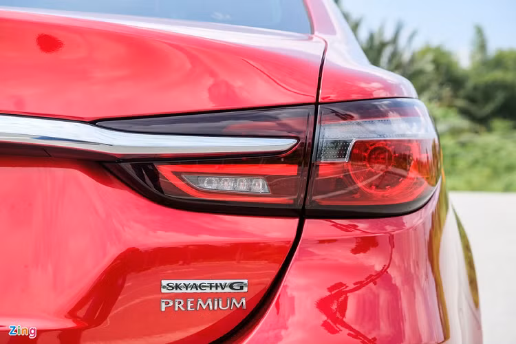 Hệ thống đèn hậu dạng LED trên Mazda6 được thay đổi hiệu ứng bắt mắt hơn. Điểm nhấn là thanh chrome nối liền cụm đèn hậu góp phần tạo cái nhìn sang trọng cho chiếc xe. 