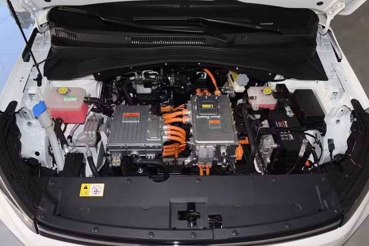 Nhìn bên sườn, ta thấy xe có bộ la-zăng 5 chấu kiểu cánh quạt quay, các cột và nóc xe mang màu đen tương phản thân vỏ trắng